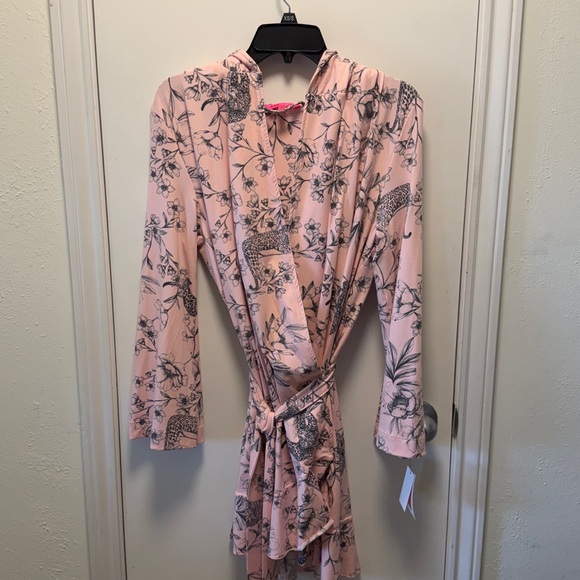 🆕Betsey Johnson Baby Pink Floral Robe Super Soft Women’s Size XS/S - Picture 4 of 9